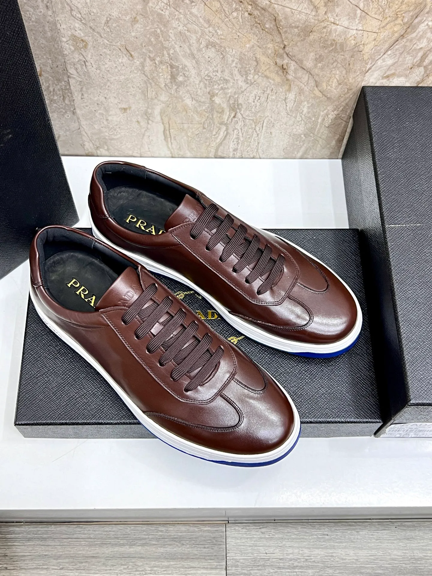 💰620 Prada classic men’s lace-up casual shoes｜Imported cowhide upper｜Layered stitching design on the upper Lightweight and breathable｜Soft and comfortable｜PRADA letters on the side｜Distinctive sporty style Showing the brand style｜Lightweight embossed rubber sole｜With cowhide foot pad lining｜Excellent foot feel Fashionable and elegant｜Size: 38-44 (customized at 45)